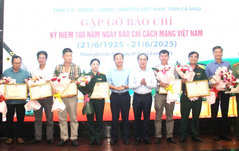 UBND tỉnh Cà Mau tuyên dương các cơ quan báo chí và nhà báo đóng góp cho sự phát triển