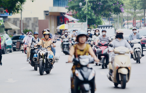 Thí sinh gặp sự cố khi đến điểm thi được CSGT hỗ trợ kịp thời