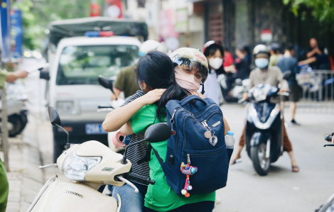 Xúc động hình ảnh phụ huynh ôm, hôn chúc con thi tốt trước giờ G