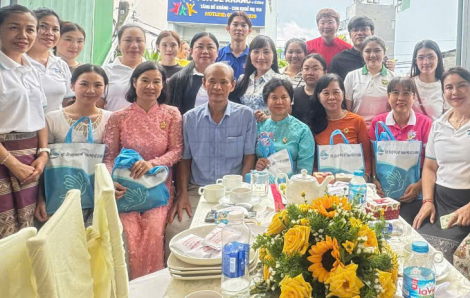 Hội LHPN Viêng Chăn cảm ơn các gia đình Việt đã đồng hành cùng sinh viên Lào