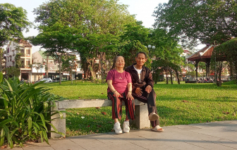 "Vợ chồng son” U90 suốt ngày cãi nhau nhưng đi đâu cũng cặp kè
