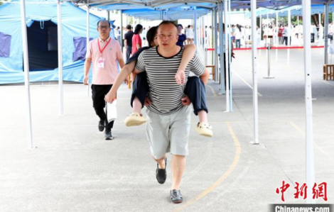 Người cha 12 năm cõng con gái đến trường