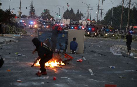 Cuộc chiến trục xuất người nhập cư bất hợp pháp đẩy nước Mỹ tới ngã ba đường