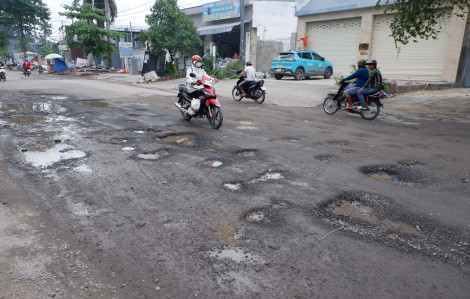 Ổ gà, ổ voi giăng "bẫy" đầy đường Lò Lu