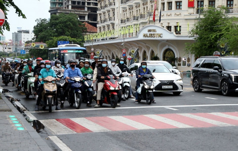 Hệ thống đèn tín hiệu dưới lòng đường lần đầu xuất hiện tại TPHCM