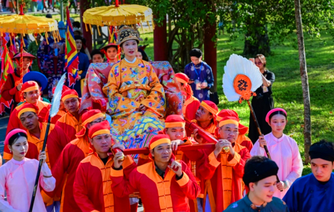 Tranh cãi hình ảnh tái hiện hoàng hậu Nam Phương được đội âm công gánh kiệu