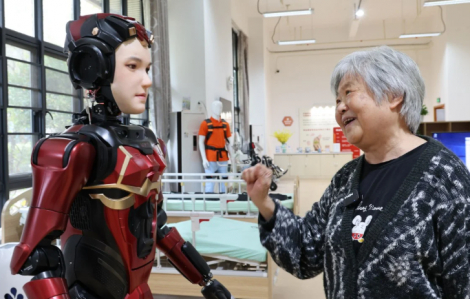 Trung Quốc dùng robot chăm sóc người cao tuổi