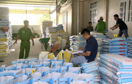 Công an Bạc Liêu phát hiện gần 38 tấn thức ăn cho tôm giả