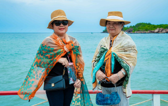 Hai bà sui là bạn thân, thích xài đồ đôi và luôn... nói xấu 1 người