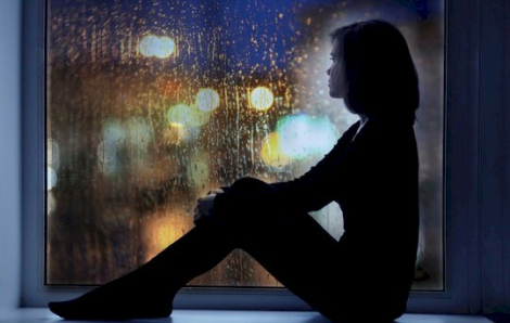 Sao anh không che ô cho em giữa cơn mưa tầm tã?