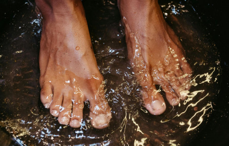 Người đàn ông nguy cơ mất chân vì ngâm lá rừng để ‘rút độc’