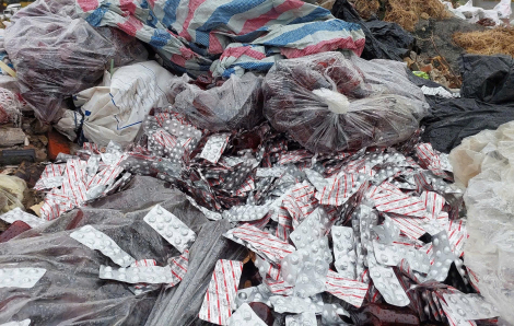 Phát hiện hàng trăm vỉ thuốc tây vứt bên vệ đường