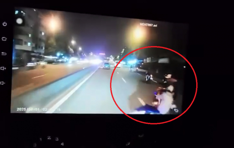 Làm việc với 2 thiếu niên đạp vào xe người khác khiến 1 người ngã trước đầu xe tải