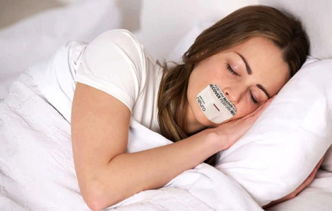 Nguy hiểm khó lường từ trào lưu dán miệng khi ngủ để gọn hàm