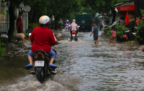 Nhiều nơi ở trung tâm TP Huế mất điện, đường ngập nước sau trận mưa lớn