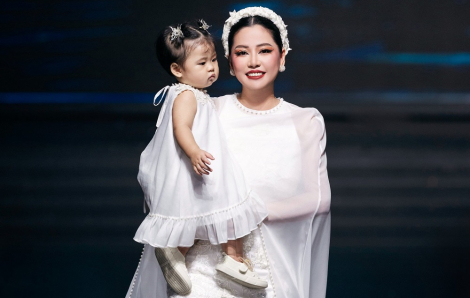 Nữ CEO bế con lên sân khấu catwalk trong show “Thoải Mộng”