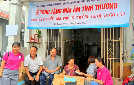 Tặng mái ấm tình thương cho phụ nữ nghèo