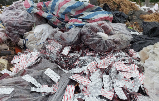 Lộ diện công ty của hàng trăm vỉ thuốc đổ đống bên vệ đường