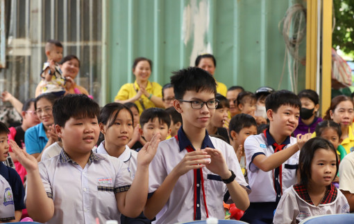 Báo Phụ nữ TPHCM trao học bổng và phối hợp tư vấn kỹ năng an toàn trên mạng cho trẻ