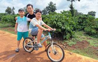 Làm bạn cùng cha