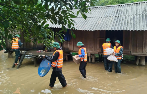 Nước lũ đang lên nhanh, các địa phương tất bật giúp dân ứng phó