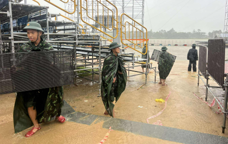 "Giải cứu" sân khấu Chung kết Hoa hậu Việt Nam sau mưa lớn
