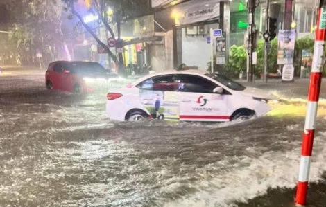 Đà Nẵng mưa lớn kéo dài trong đêm, thành phố ngập sâu
