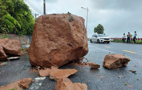 Hàng tấn đất đá sạt lở xuống đường, Đà Nẵng dừng tham quan Bán đảo Sơn Trà