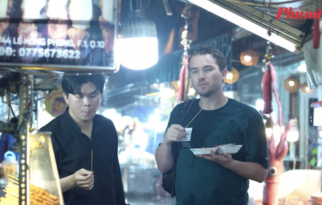 Món bò nướng Campuchia độc đáo khiến du khách phải "đội mưa" thưởng thức