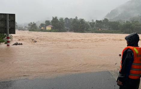 Nước lũ dâng cao chia cắt nhiều xã ở Quảng Trị, Huế sạt lở đường dẫn cao tốc La Sơn - Túy Loan