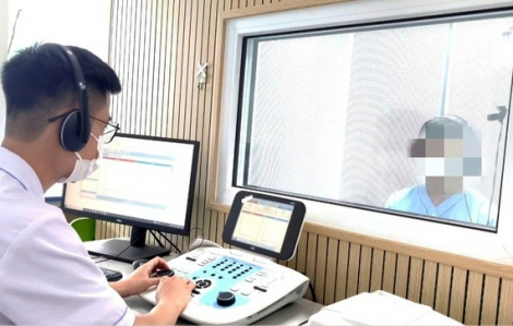 Người đàn ông bị điếc đột ngột vì thường xuyên tắm đêm