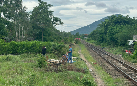 Phú Yên: Vượt đường sắt có gác chắn tự động, 2 người tử vong