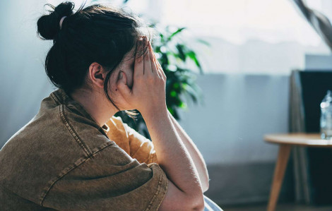 Thầy dạy đàn quá thân mật với chị gái cháu