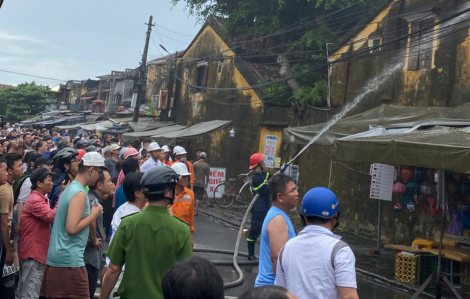 Cháy cửa hàng lưu niệm ở trung tâm phố cổ Hội An