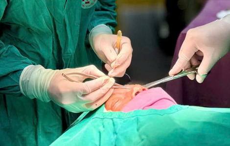 Kinh hoàng người đàn ông bị cây chọc xuyên hốc mắt