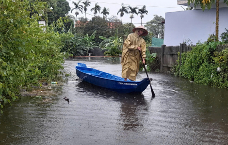 Mưa, lốc chia cắt giao thông nhiều nơi tại TP Huế, Hà Tĩnh tốc mái 30 căn nhà