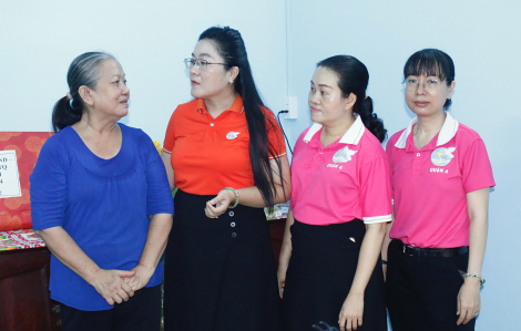 Bàn giao công trình sửa chữa Mái ấm tình thương cho người phụ nữ 65 tuổi gồng gánh cả gia đình bệnh tật