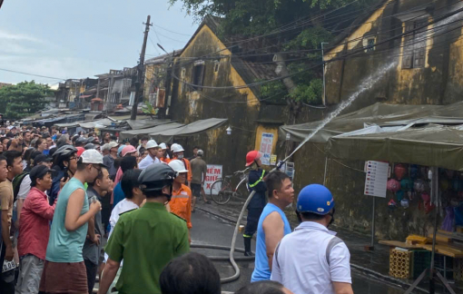 Cháy cửa hàng lưu niệm ở trung tâm phố cổ Hội An