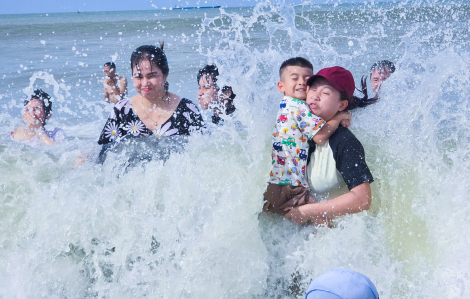 Du khách “hứng sóng” tìm cảm giác mạnh ở biển Cửa Lò