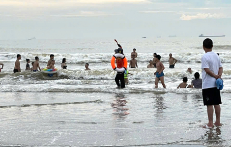 Hơn 20 du khách bị dòng nước xoáy cuốn ở biển Cửa Lò