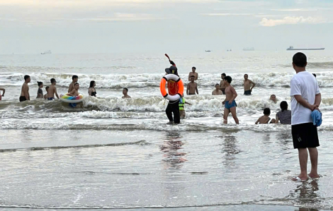 Cứu thành công hơn 20 du khách bị dòng nước xoáy cuốn ở biển Cửa Lò