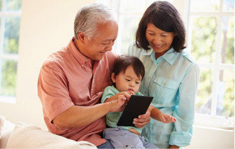 Bà chỉ thèm cháu cho bà ôm một cái