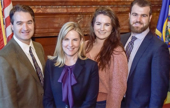 Chủ tịch Hạ viện bang Minnesota, Mỹ cùng chồng bị ám sát