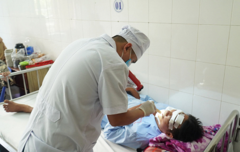 Máy bay bón phân cho lúa đâm trúng... người đi đường gây thương tích