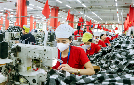 Phụ nữ ở miền Trung dần thoát cảnh xa xứ mưu sinh