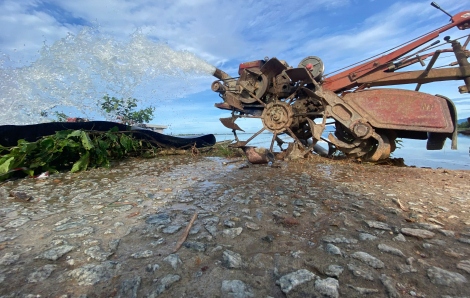 Xuyên trưa ra đồng tiêu úng cứu lúa ngập lụt