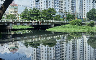Bé gái sơ sinh bị bỏ trong túi quần áo rồi vứt xuống rạch