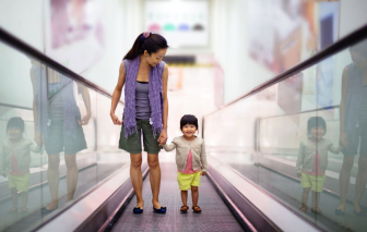 Làm thế nào để giữ trẻ em an toàn khỏi tai nạn thang cuốn?
