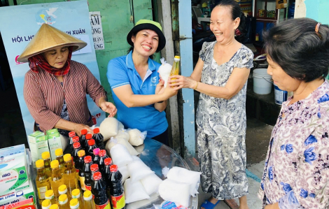 Người dân hào hứng đổi rác lấy quà