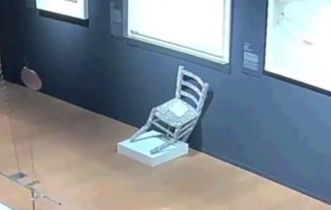 Du khách làm gãy 'ghế Van Gogh' phủ pha lê Swarovski vì mải tạo dáng